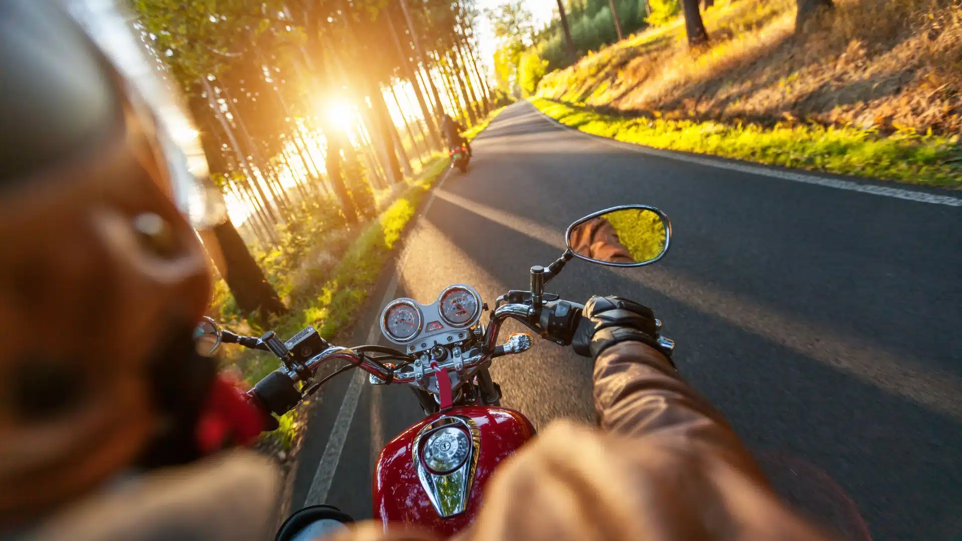 Motorradfahrer auf einer Landstraße