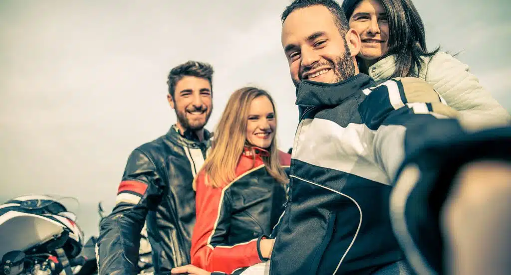 Vier Motorradfahrer in Motorradbekleidung