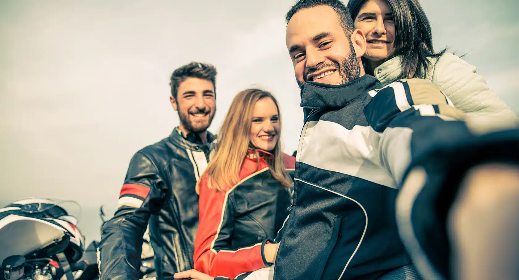 Vier Motorradfahrer in Motorradbekleidung
