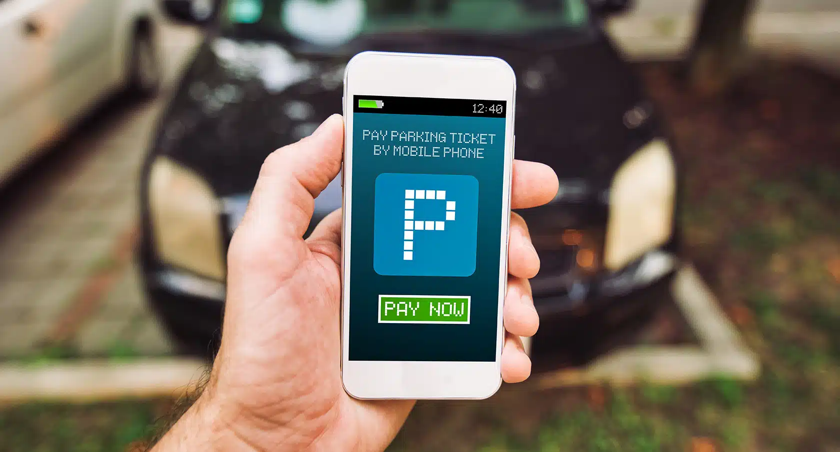 Geöffnete Parking App auf einem Smartphone in einer Hand