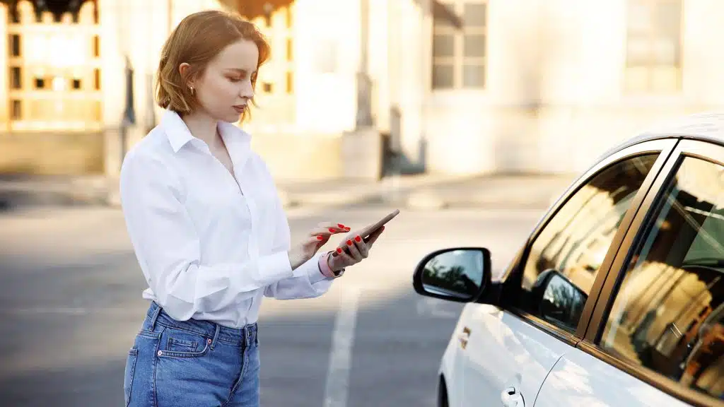 Frau mit Carsharing-Auto