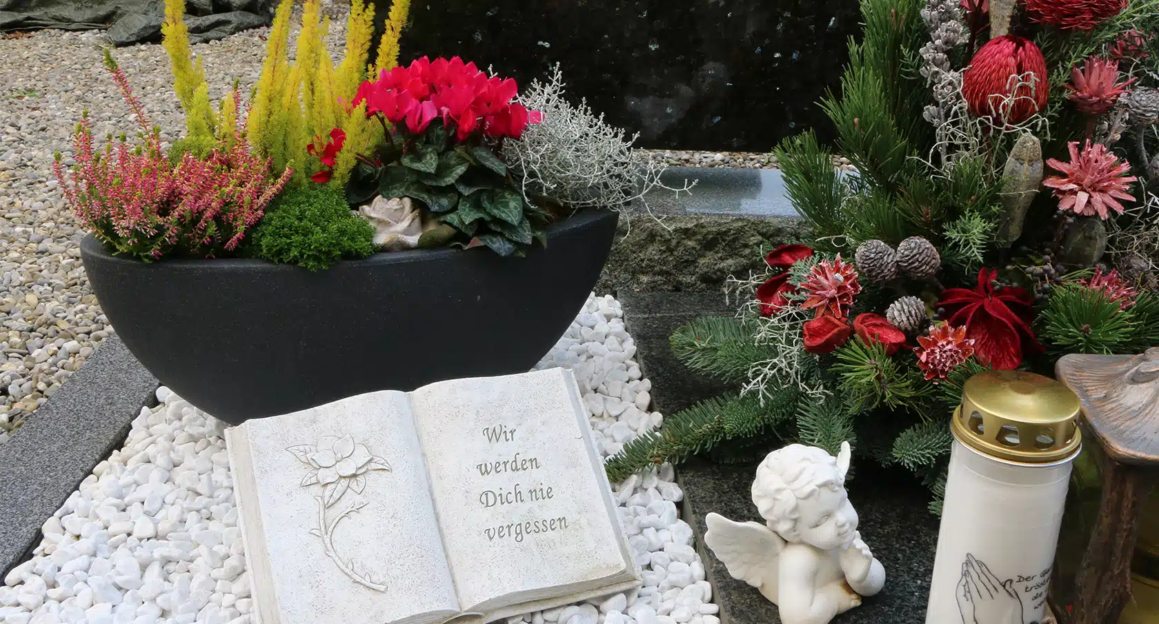 Grabstein und Blumen auf einem Friedhof