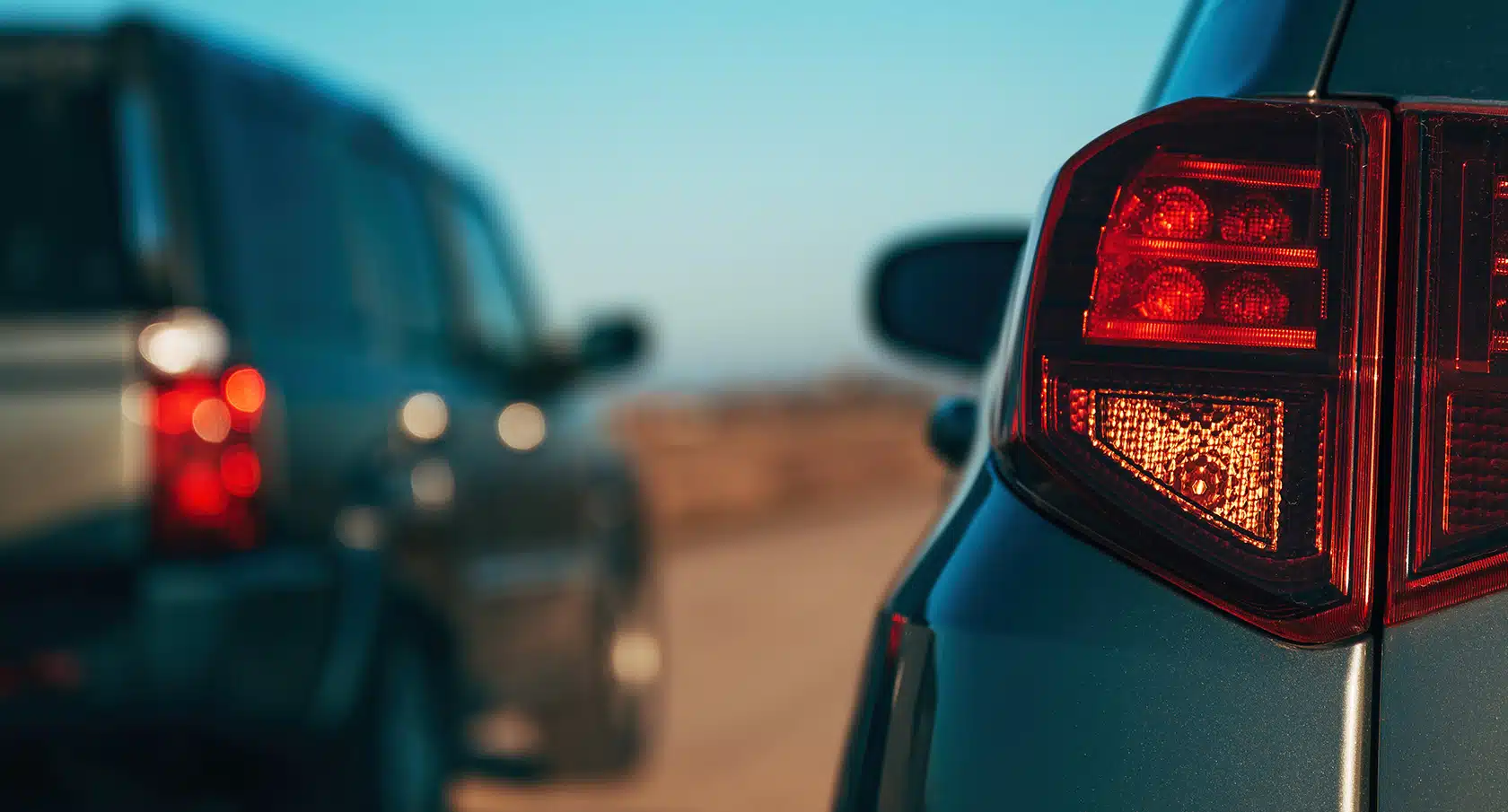 Zwei Autos von hinten, die sich überholen