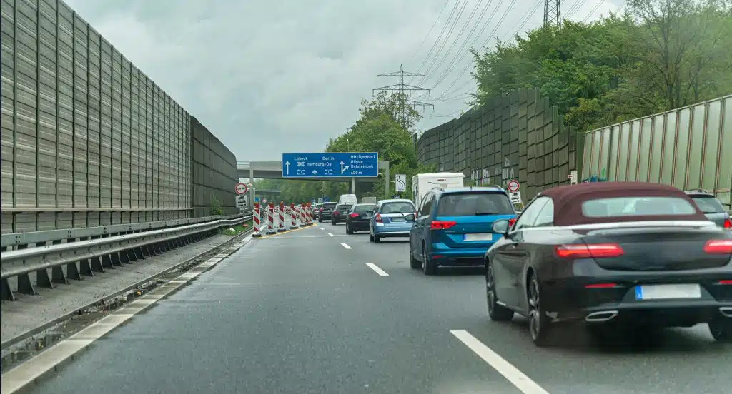 Autos auf der Autobahn beim Reissverschlussverfahren