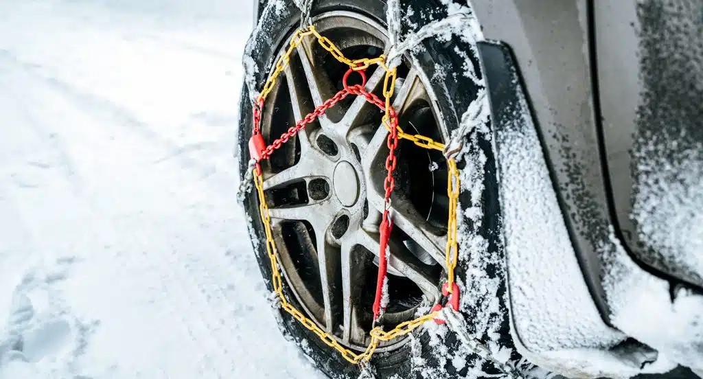 Autoreifen in Schneeketten