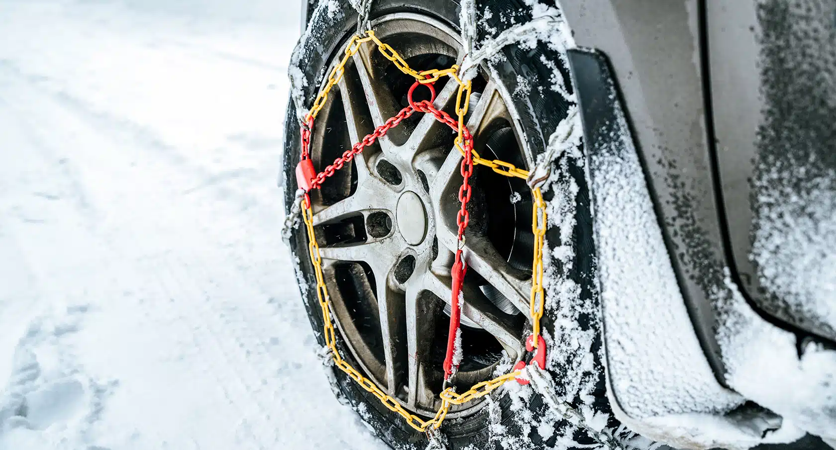 Autoreifen in Schneeketten