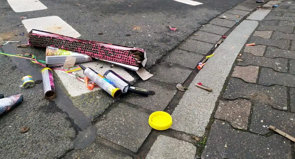 Feuerwerksreste liegen auf der Straße