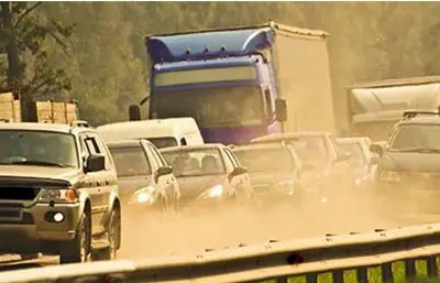 Sommer-Stau-wenns-zu-hei-wird-im-Auto