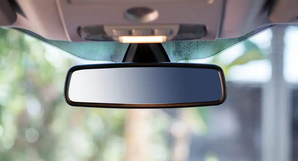 Ein Rückspiegel eines Autos in Großaufnahme