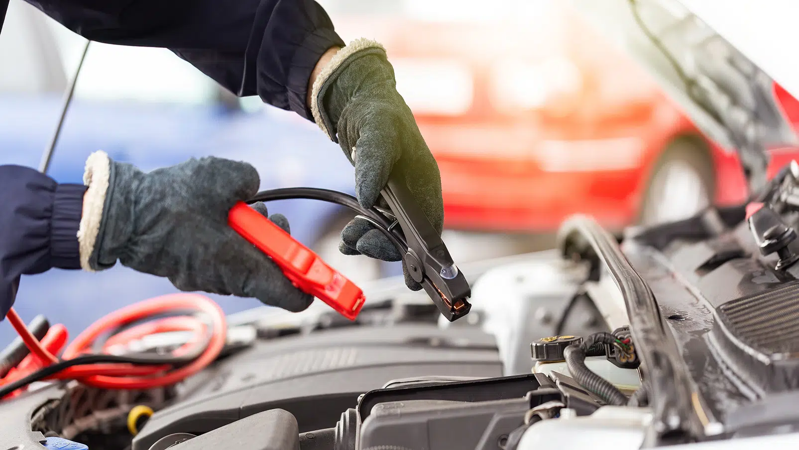 Auto richtig überbrücken: Starthilfe geben einfach erklärt