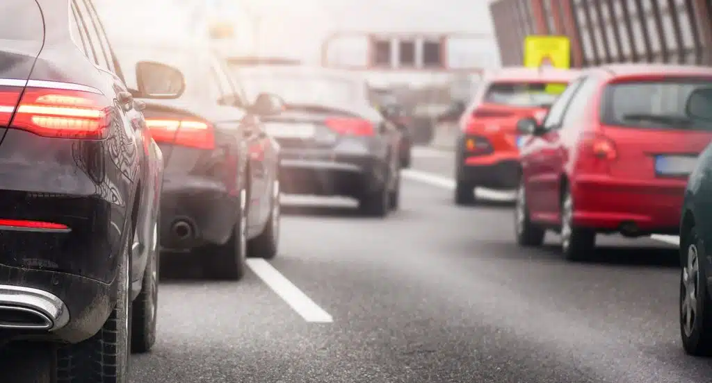 Autos stehen in einem Stau auf der Straße