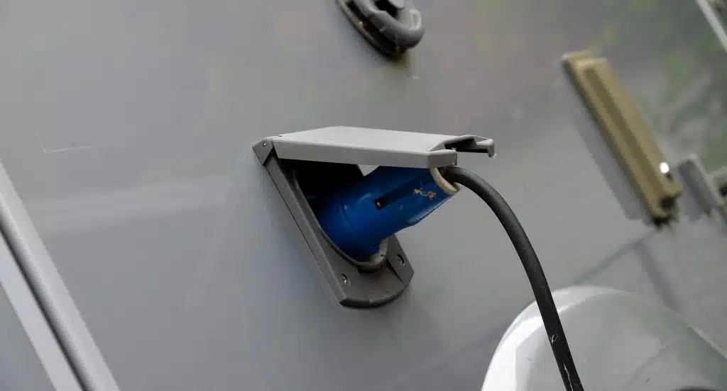 Eingesteckter Stromstecker an einem Wohnmobil