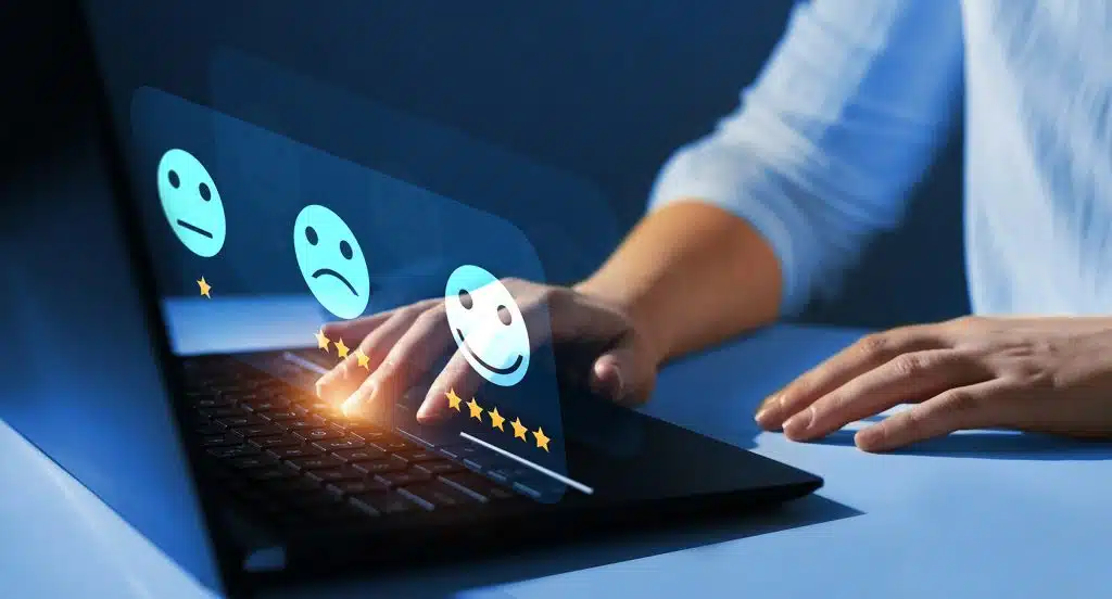 Eine Hand liegt auf einer Notebook-Tastatur