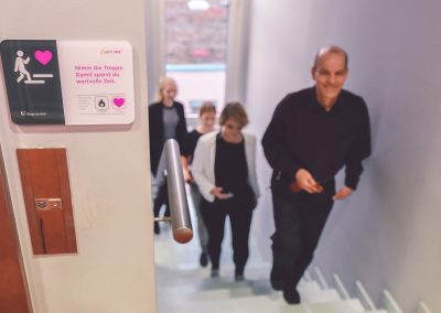 Mehrere Menschen gehen die Treppe hoch