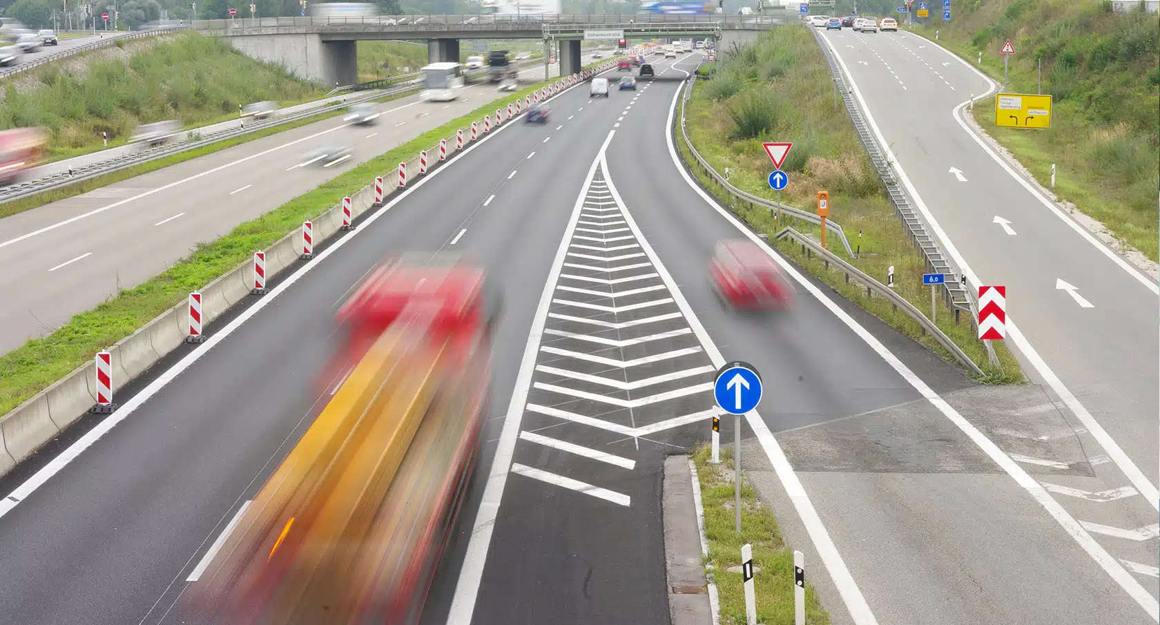 Rasende Autos auf der Autobahn