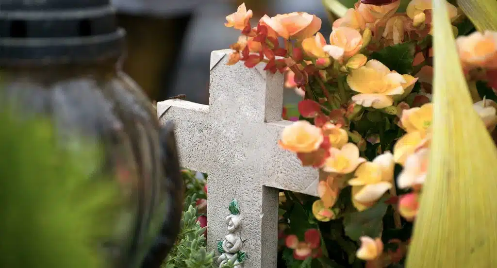 Kreuz aus Stein auf einer Grabstätte