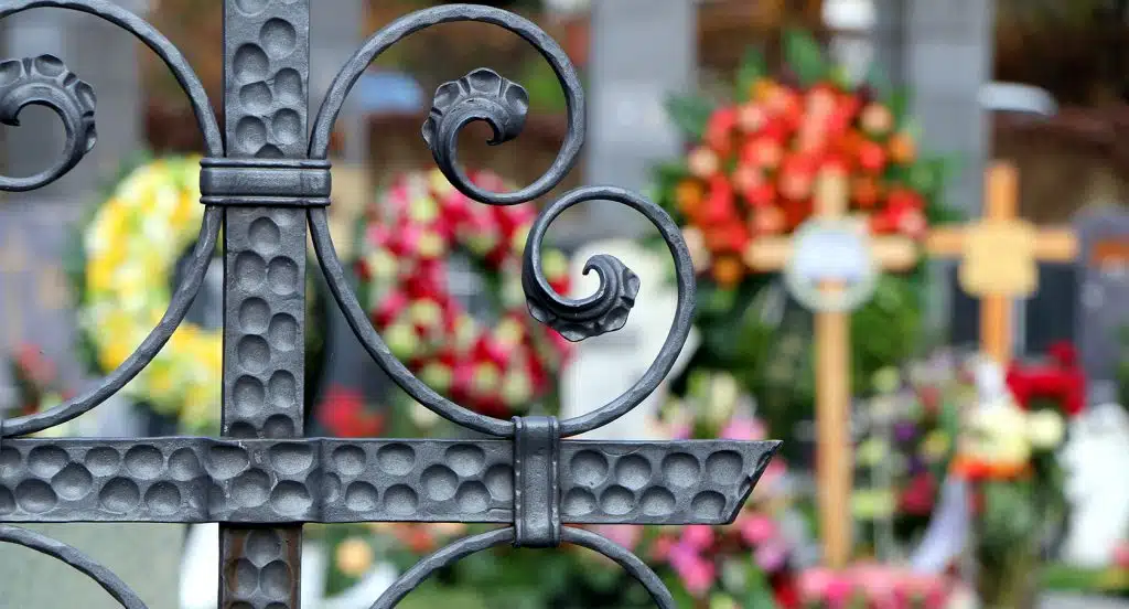 Eisenzaun auf einem Friedhof