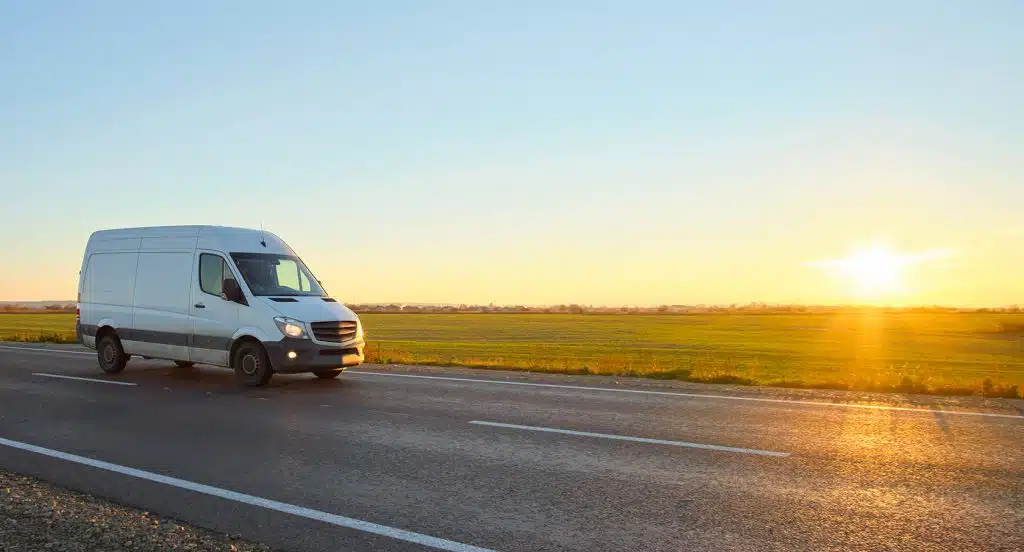 Auf einer Straße fahrender Transporter