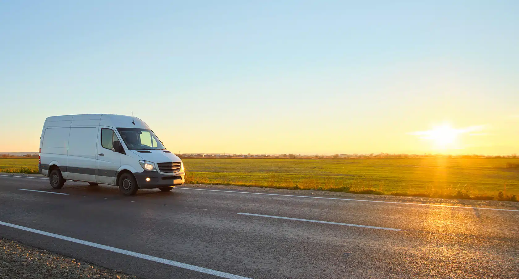 Auf einer Straße fahrender Transporter