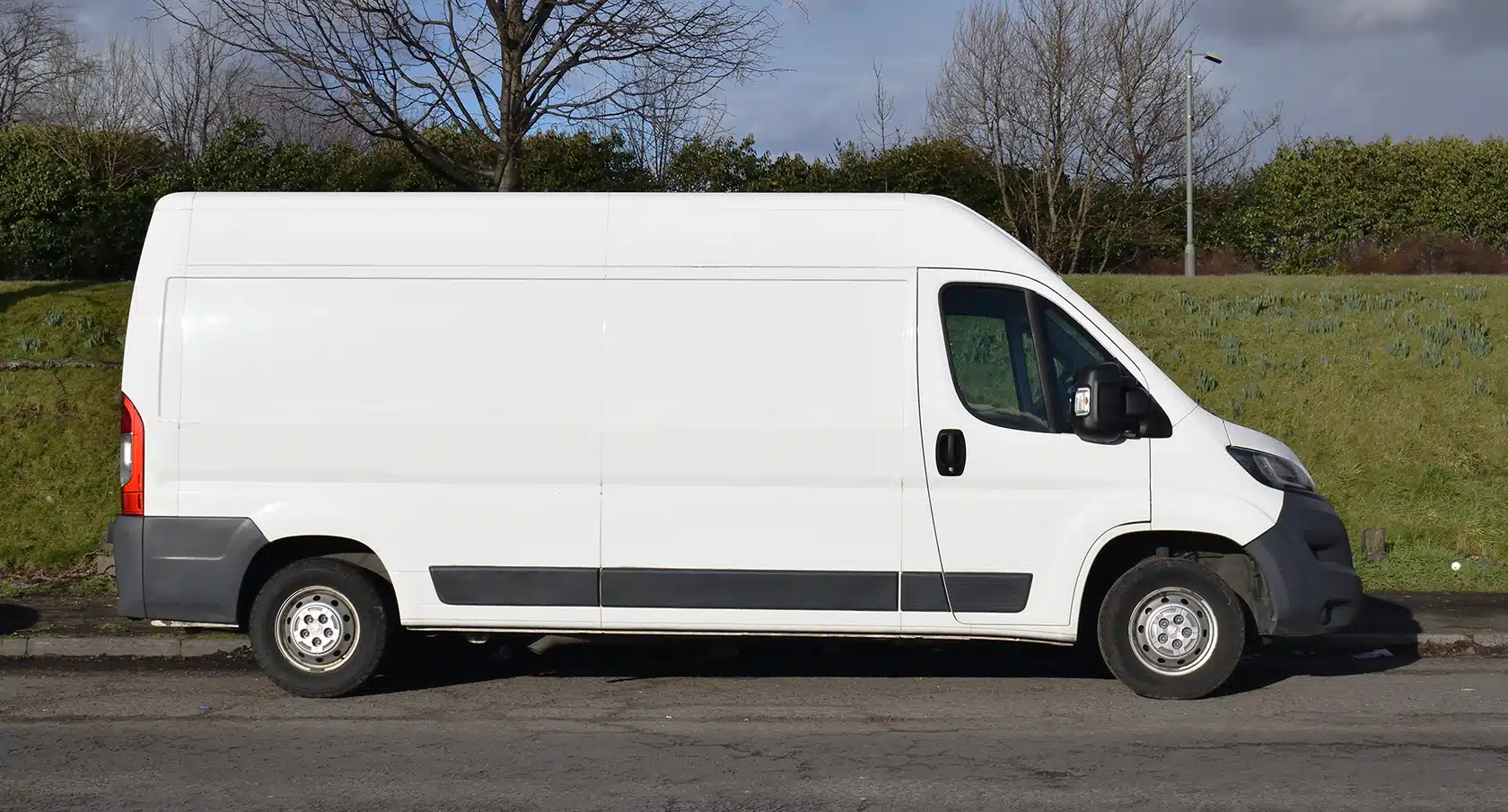 Auf einem Parkplatz stehender Transporter
