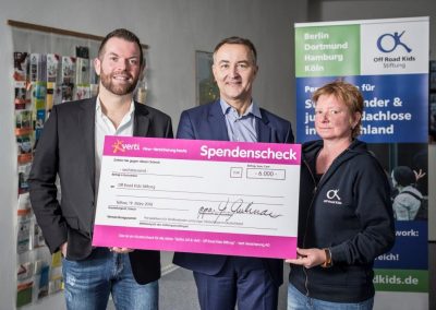 Verti und DEMA überreichen Spendenscheck