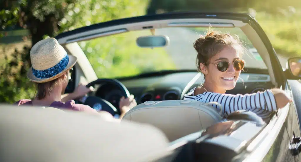 Junge Frauen fahren in einem Cabrio ins Grüne