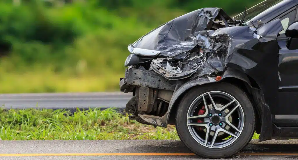 Zerknautschte Front eines Autos