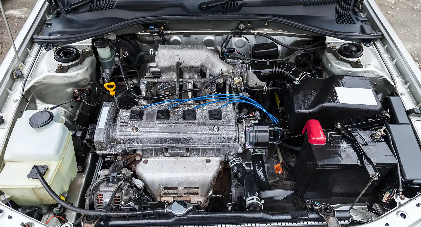 Verbrennungsmotor in einem geöffneten Motorraum eines Autos