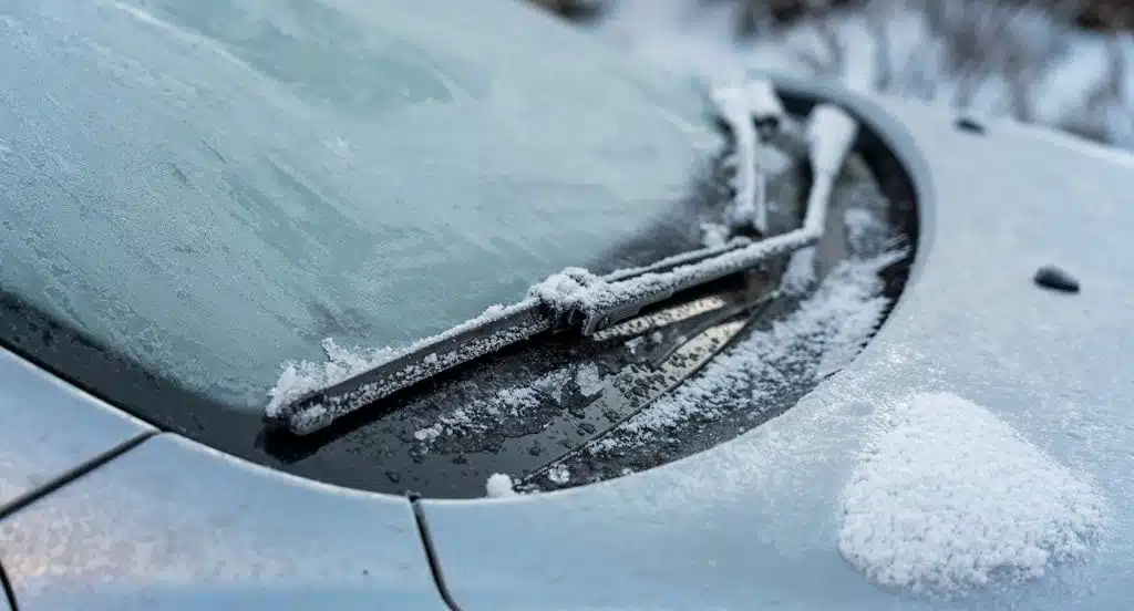Vereiste Windschutzscheibe eines Autos