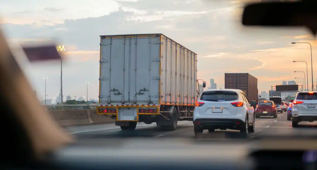 LKW fährt vor einem Auto auf der Autobahn