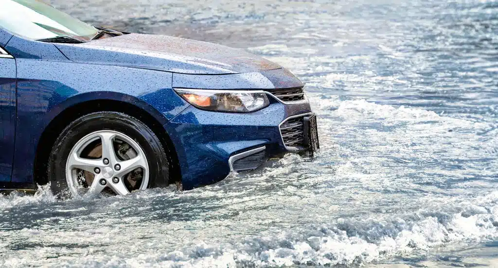 Auto steht im Hochwasser