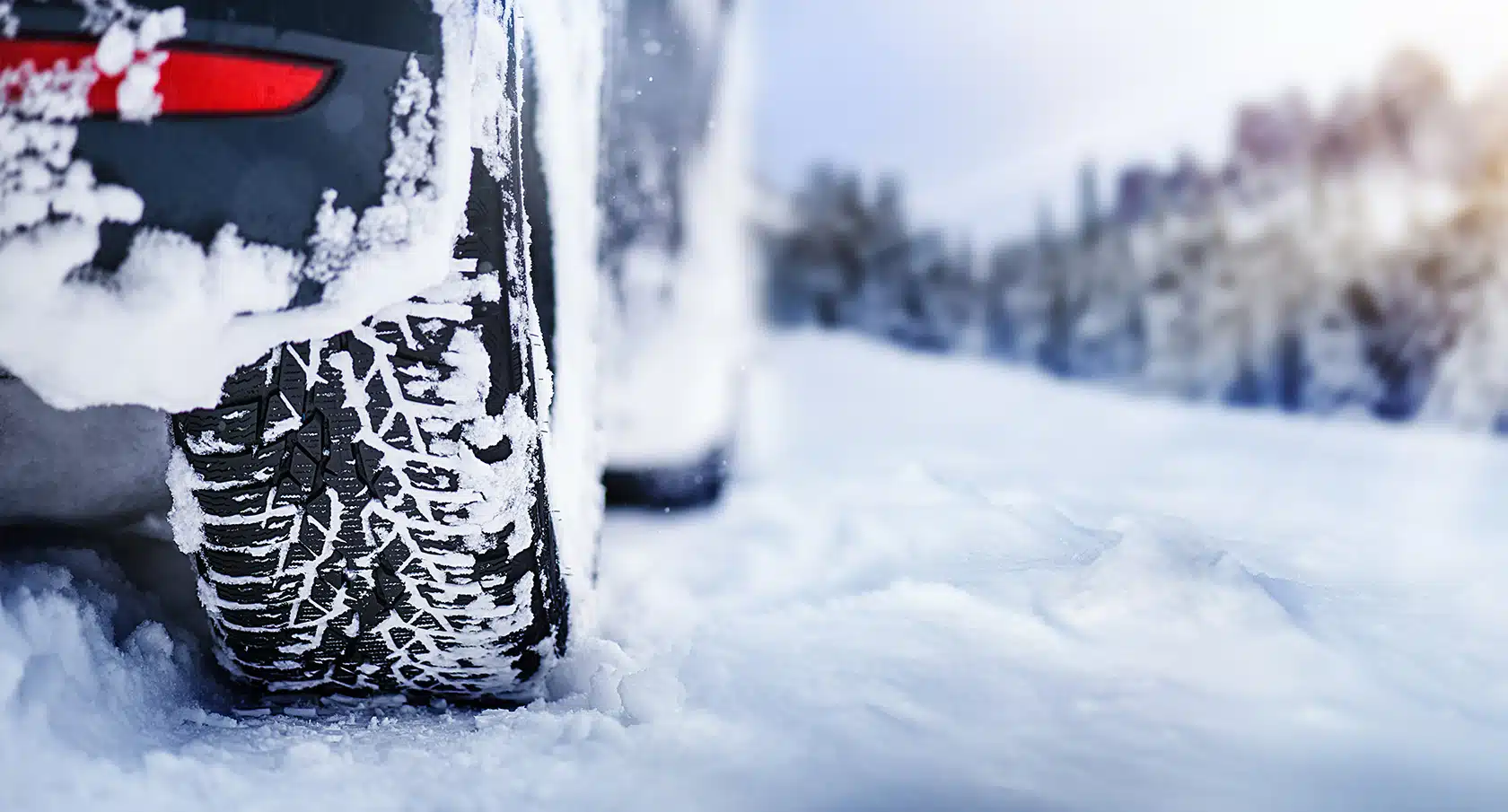 Auto mit Winterreifen im Schnee