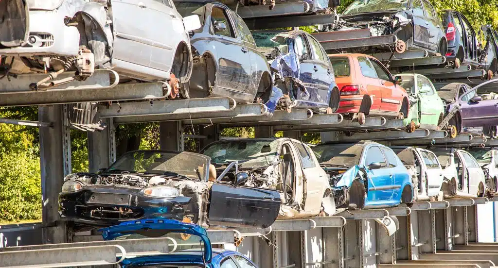 Mehrere Schrottautos auf einem Autotransporter
