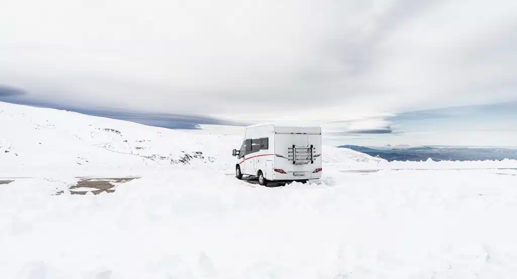 Wohnmobil in einer Schneelandschaft