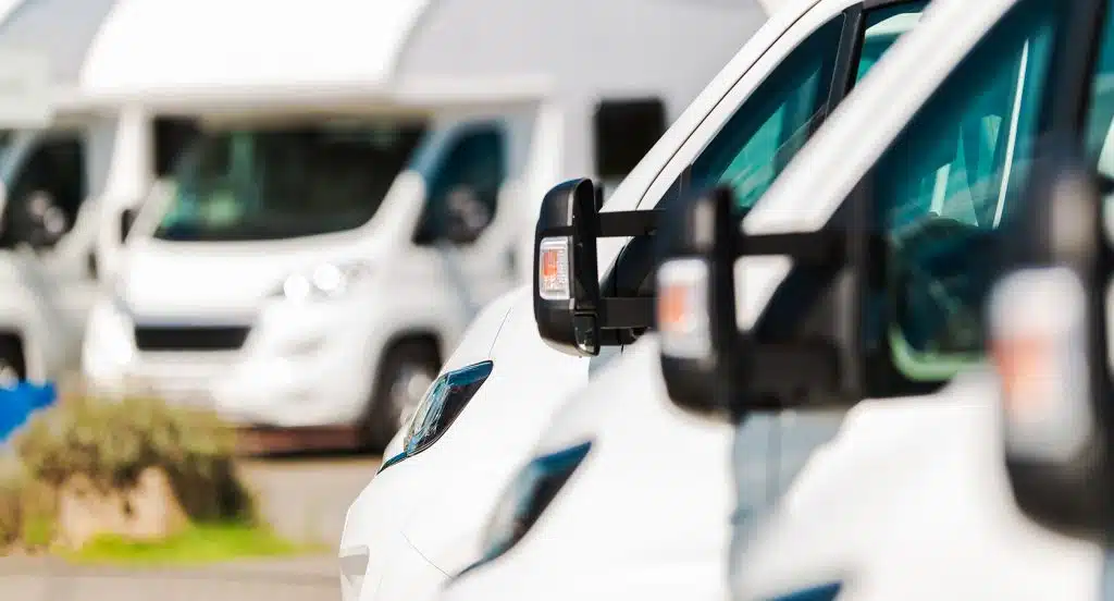 Wohnmobil steht auf einem Gewerbehof