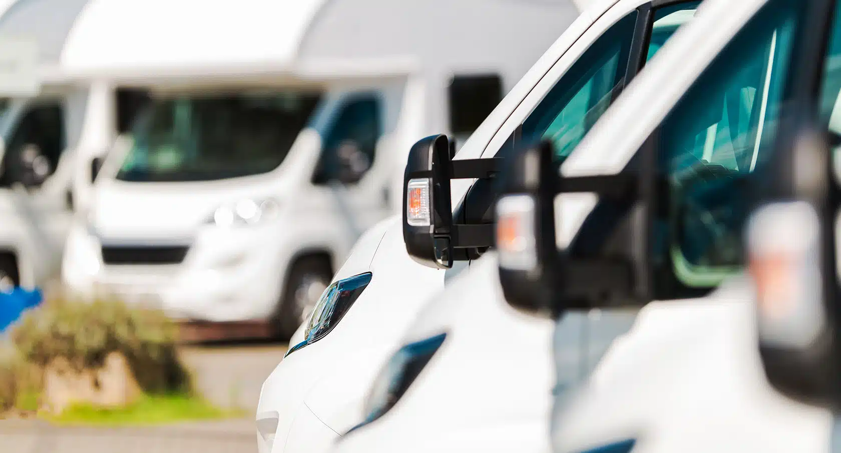 Wohnmobil steht auf einem Gewerbehof