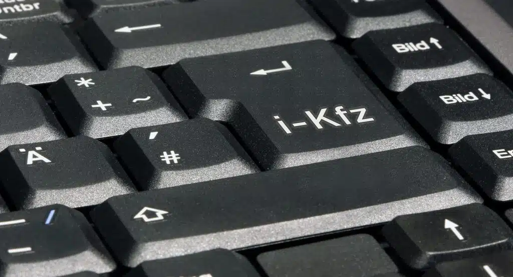 Eine Computertastatur mit dem Schriftzug "i-Kfz" auf der Entertaste