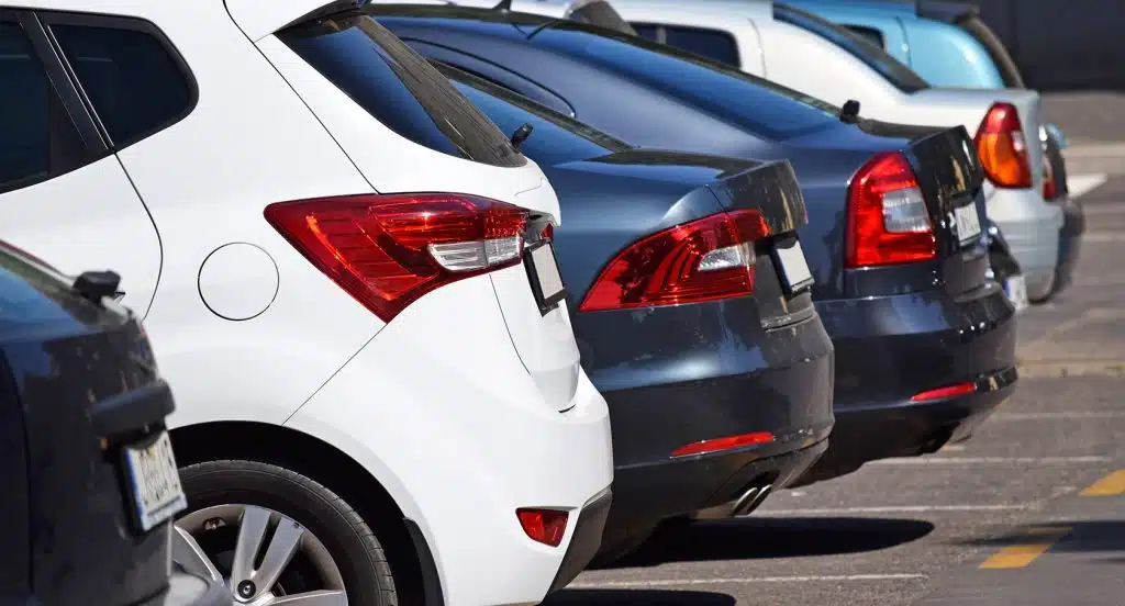 Mehrere Autos parken in reihe nebeneinander