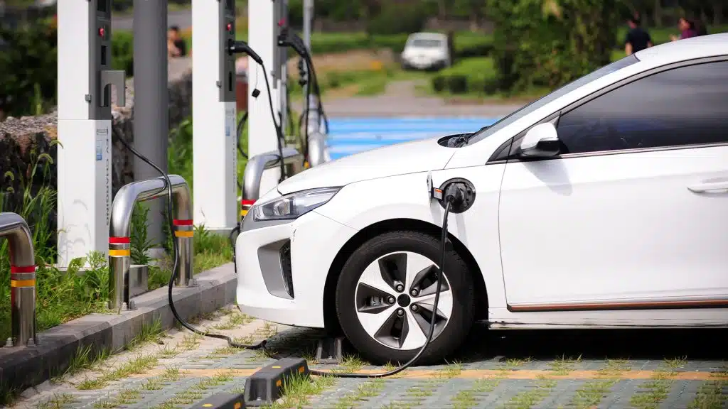 E-Auto lädt an einer Ladesäule
