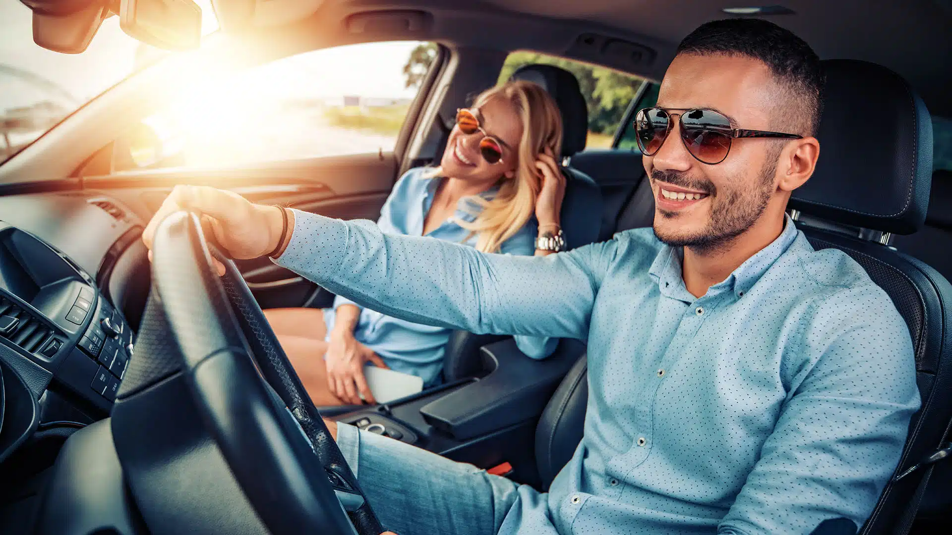 artikelbild-blog-PlusBonus-AdobeStock_276892231_ivanko80 Glückliches Pärchen fährt in einem Auto