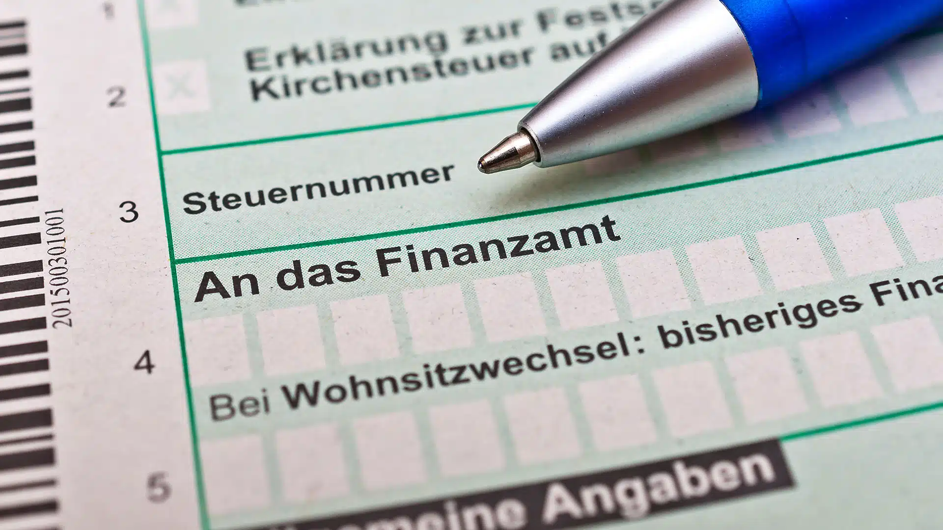 Steuererklärungsbogen mit Kugelschreiber auf einem Schreibtisch