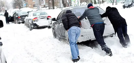 Auto im Schnee festgefahren – was tun?