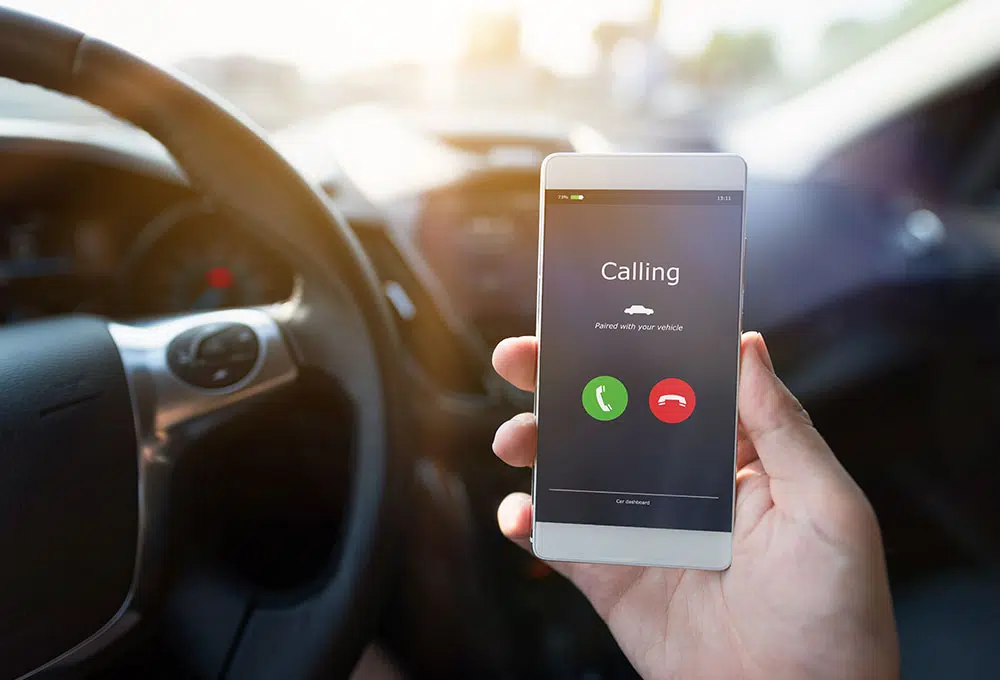 autogadget_freisprecheinrichtung Ein eingehender Anruf auf dem Handy während der Fahrt
