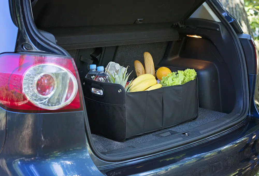 autogadget_kofferraum_organizer Ein geöffneter Kofferraum, in dem ein Organizer mit Inhalt zu sehen ist