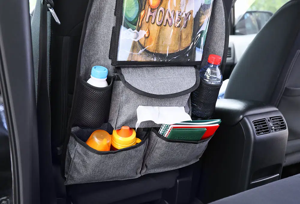 autogadget_ruecksitz_organizer Ein Organizer, der sich an der Rückseite des Vordersitzes befindet