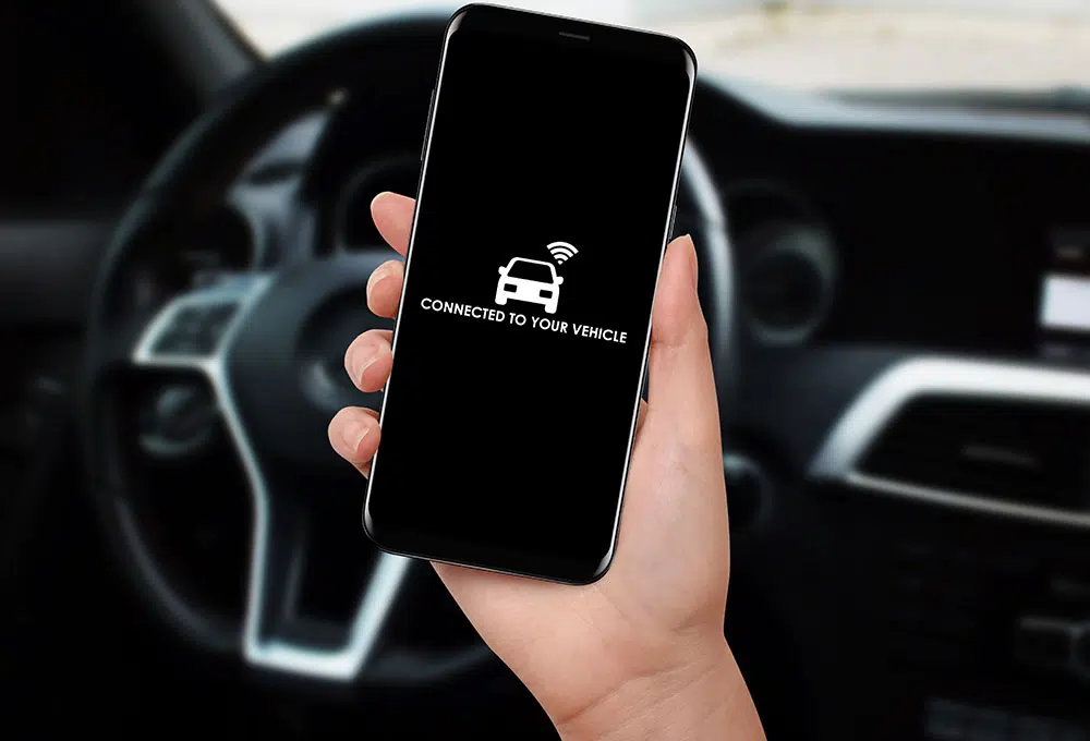 autogadget_wlan Ein Handy, auf dem angezeigt wird, dass man mit dem Internet verbunden ist