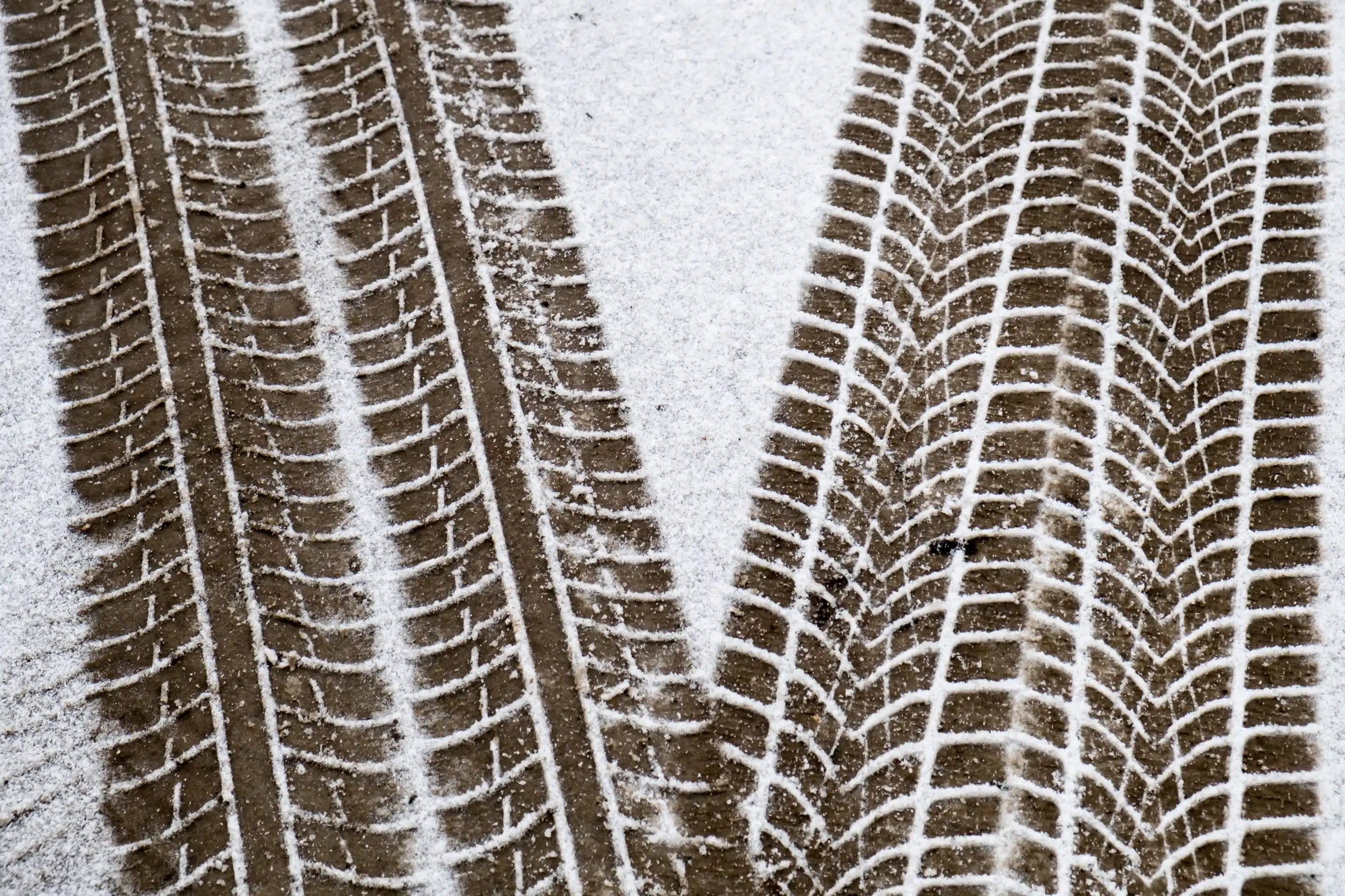 blog-artikelbild-AdobeStock_124159056 Reifenspuren im Schnee
