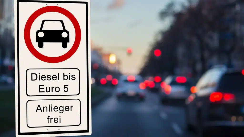 Straßenschild zum Diesel Fahrverbot vor fahrenden Autos