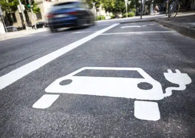 Abbildung von Elektroauto auf Straße