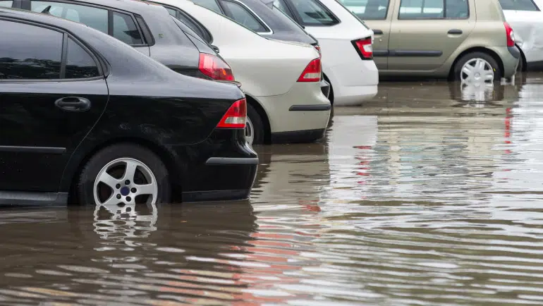 Autos stehen im Hochwasser